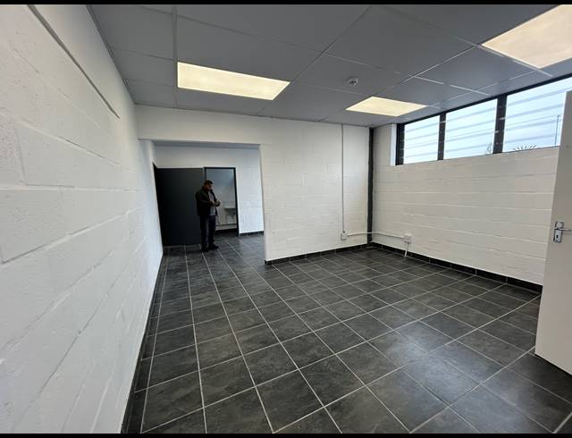 362M² WAREHOUSE TO LET IN RETREAT